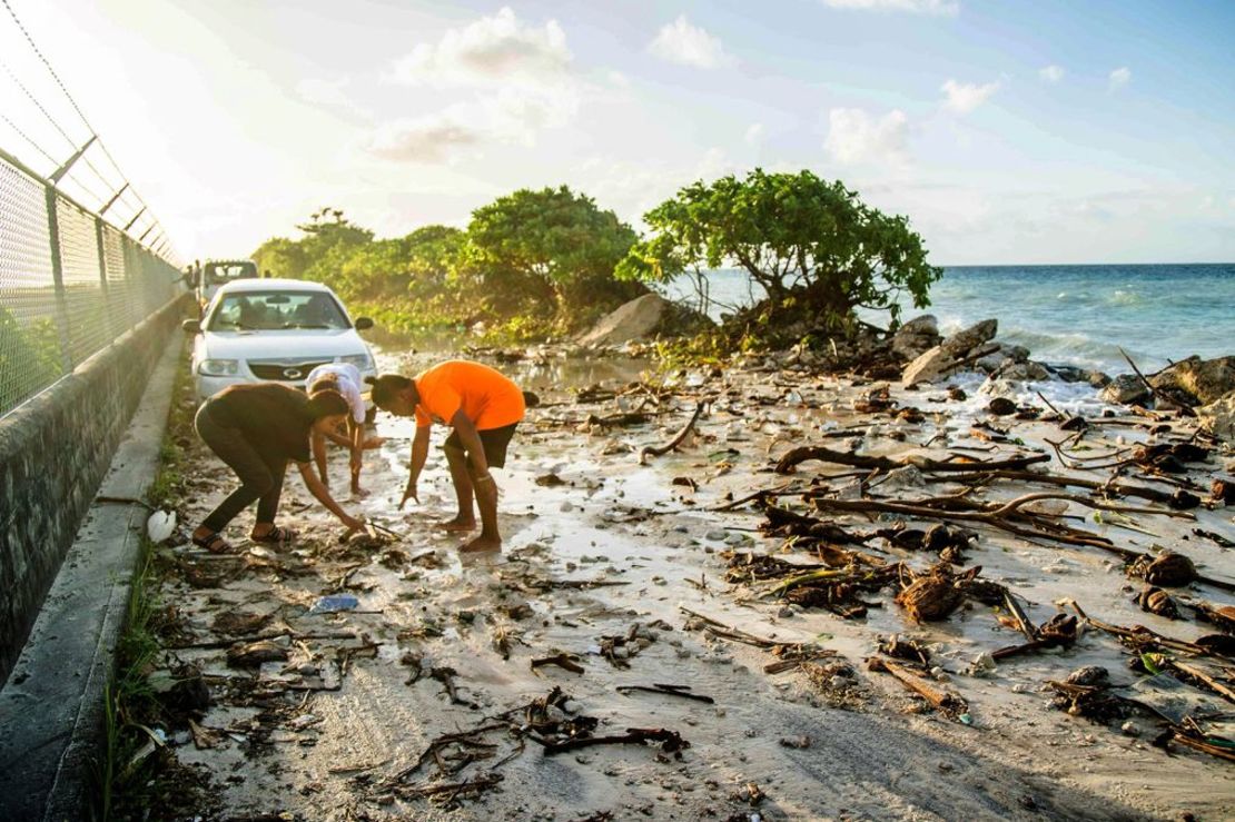 Las inundaciones provocadas por la marea alta y los escombros cubren la carretera que conduce al aeropuerto de Majuro, capital de las Islas Marshall, el 6 de diciembre de 2021. Crédito: Chewy Lin/AFP/Getty Images/Archivo