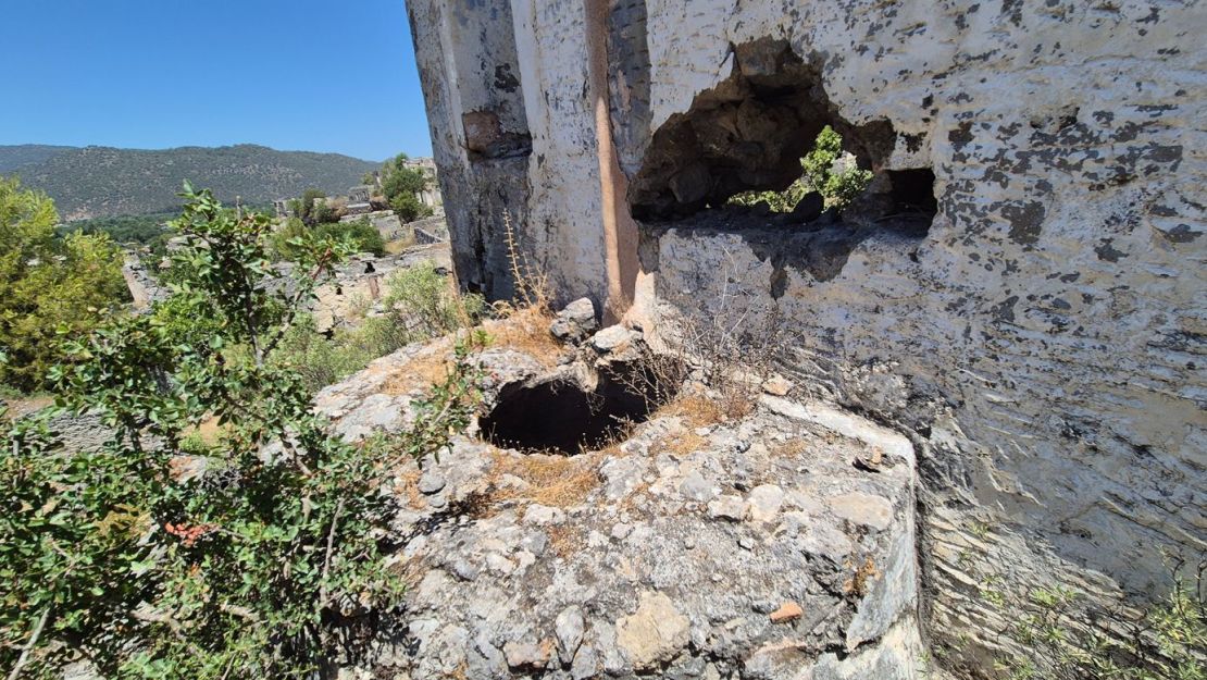 Las casas del pueblo no tenían cañerías, por lo que la mayoría de la gente almacenaba agua para uso general en cisternas. Crédito: Barry Neild/CNN