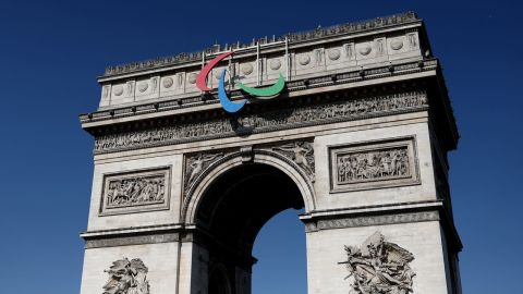 El logotipo de los Juegos Paralímpicos aparece en el Arco del Triunfo antes de los Juegos Paralímpicos de 2024 en París. Crédito: Naomi Baker/Getty Images