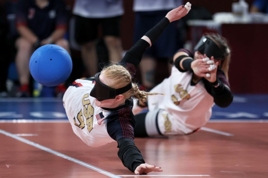 El equipo de EE.UU. compite en el partido por la medalla de oro en la competición femenina de goalball contra Turquía en los Juegos Paralímpicos de Tokio 2020. Crédito: Kiyoshi Ota/Getty Images