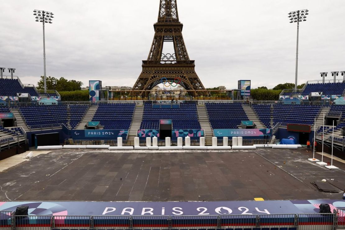 Trabajadores transforman el estadio de la Torre Eiffel de sede de voleibol playa en los Juegos Olímpicos a sede de fútbol para ciegos en los próximos Juegos Paralímpicos. Crédito: Abdul Saboor/Reuters