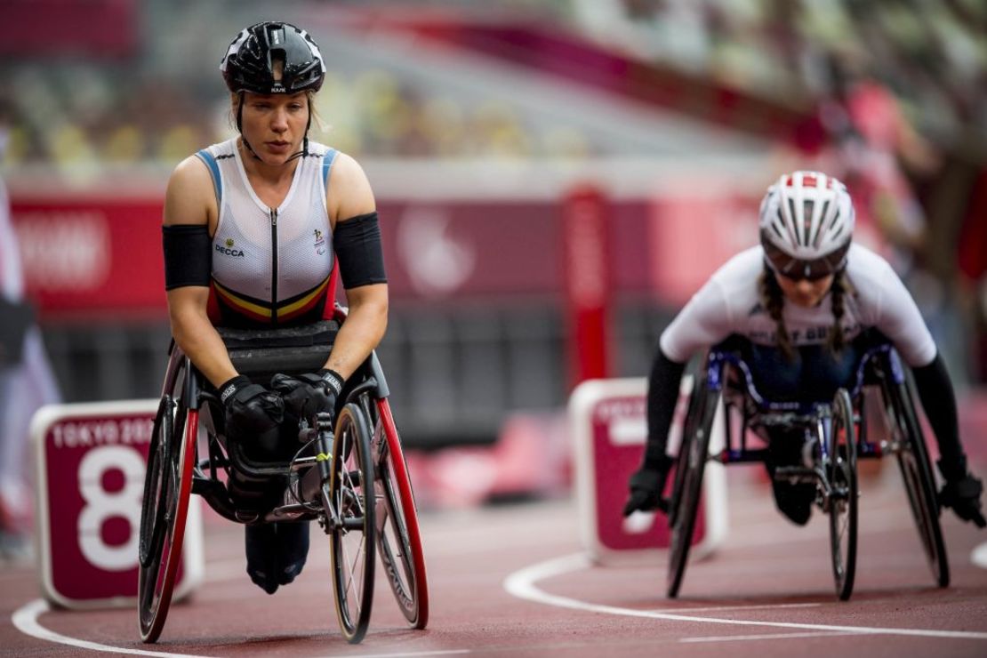 La atleta belga Joyce Lefevre (izquierda) antes de la final de la carrera femenina de 800 metros T34 en los Juegos Paralímpicos de Tokio 2020. Crédito: Jasper Jacobs/Belga Photo/AFP/Getty Images