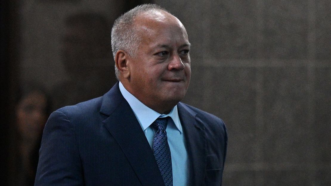 Diosdado Cabello hace un gesto a su llegada al Tribunal Supremo de Justicia (TSJ) en Caracas el 9 de agosto de 2024. Crédito: FEDERICO PARRA/AFP vía Getty Images