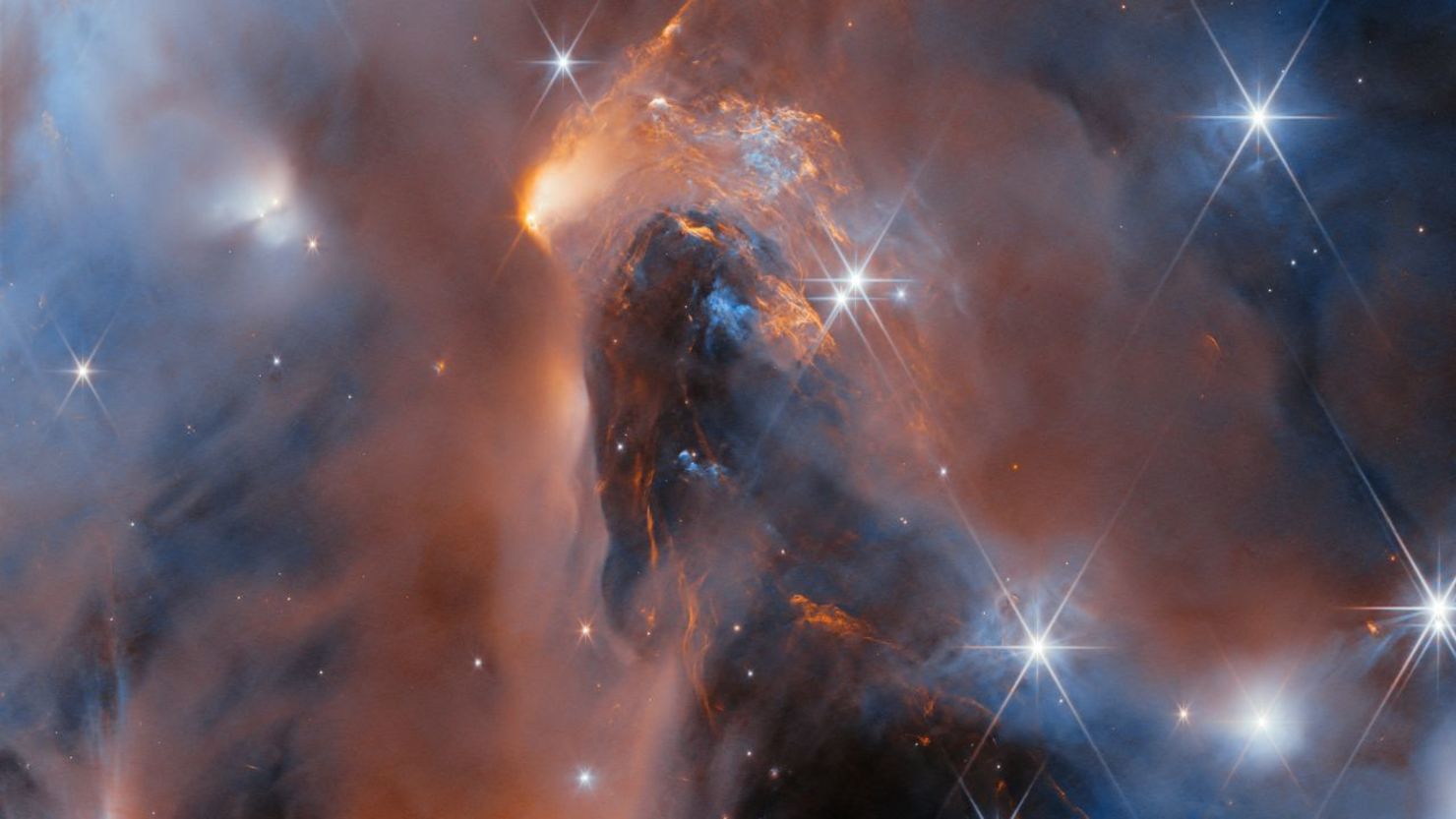 Esta imagen compuesta de la nebulosa NGC 1333 capta minuciosos detalles de estrellas jóvenes y enanas marrones. Estos detalles estaban ocultos anteriormente en las imágenes del telescopio Hubble de la misma nebulosa. Crédito: ESA/Webb/NASA/CSA