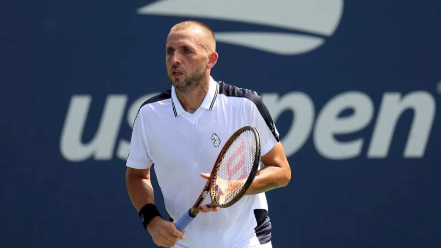 Dan Evans observa durante su partido contra Karen Khachanov en el US Open.