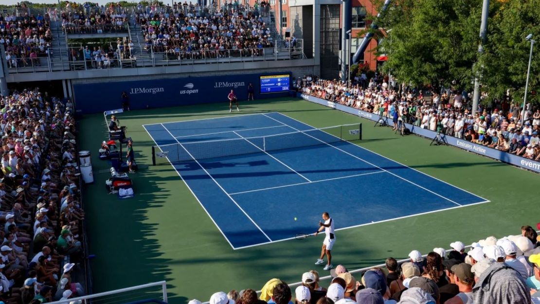 Evans devuelve un golpe contra Khachanov.