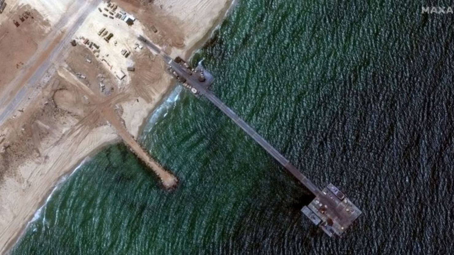Una imagen satelital de Maxar Technologies, tomada el miércoles 12 de junio, muestra el muelle flotante y los barcos que lo están utilizando para descargar ayuda.