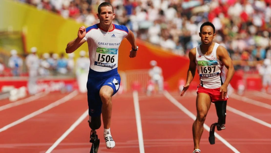 John McFall de Gran Bretaña y Atsushi Yamamoto de Japón compitiendo en la final de los 100 metros masculinos en los Juegos Paralímpicos de 2008.