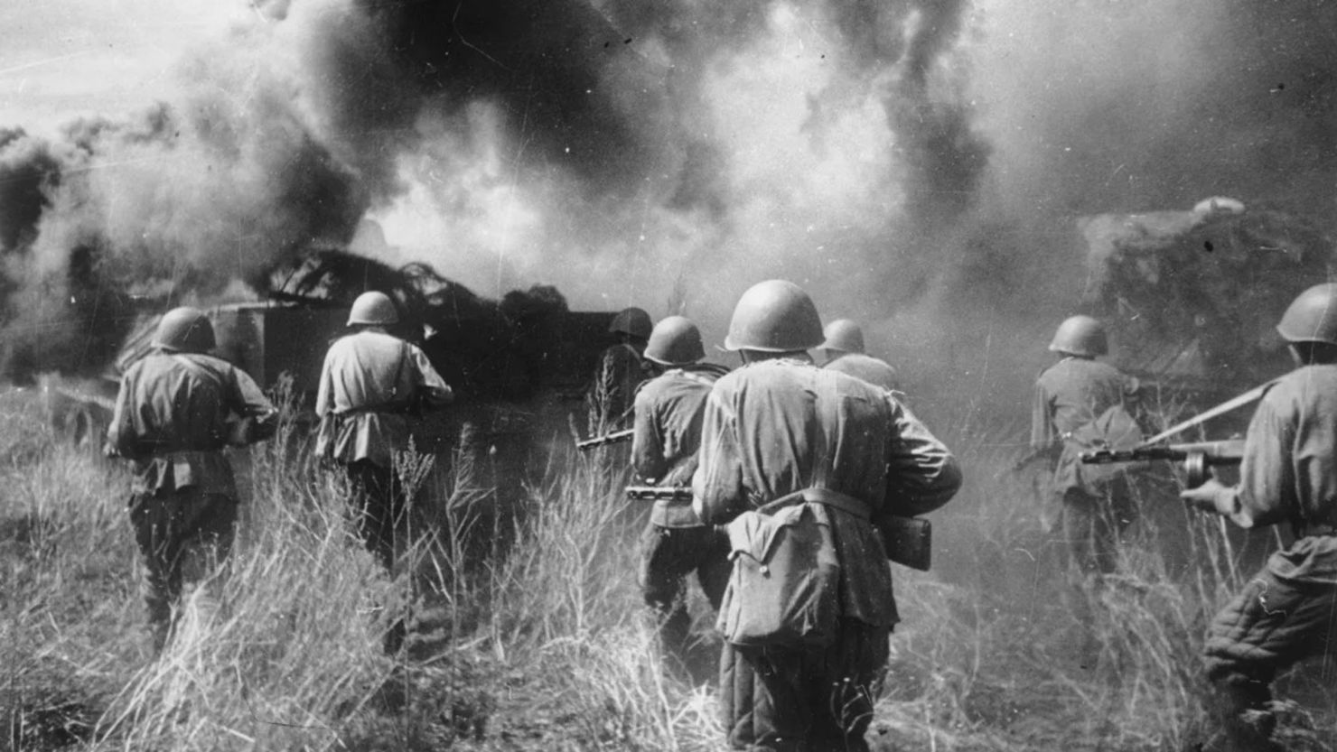 Infantería soviética en combate durante la batalla de Kursk en 1943 en Rusia.