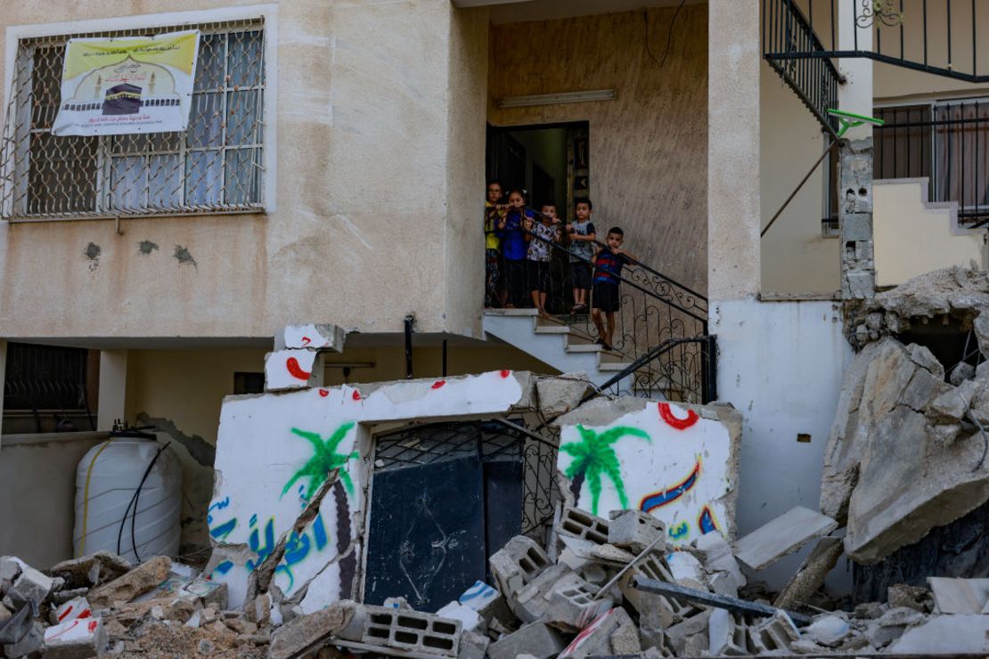 Niños palestinos se alinean en la escalera de una casa, en medio de la destrucción causada por una incursión israelí en el campo de Nur Shams, cerca de la ciudad de Tulkarem, en la Ribera Occidental ocupada por Israel, el 28 de agosto de 2024. Al menos 10 palestinos murieron en incursiones y ataques israelíes en varias ciudades.