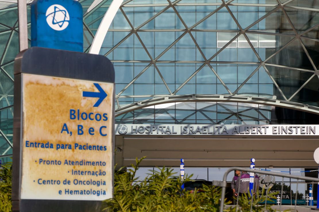 Vista general de la entrada del Hospital Israelita Albert Einstein, donde se encontraba internado el defensa de Nacional Juan Manuel Izquierdo, Crédito: MIGUEL SCHINCARIOL/AFP vía Getty Images