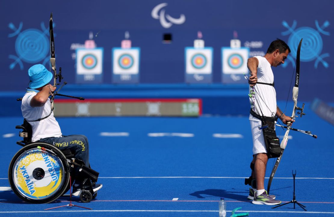 Serhiy Atamanenko, del equipo de Ucrania, y Jahan Musayev, del equipo de Azerbaiyán, disparan flechas durante una sesión de entrenamiento de tiro con arco paralímpico antes de los Juegos Paralímpicos de Verano de París 2024 en Invalides el 26 de agosto de 2024 en París, Francia.