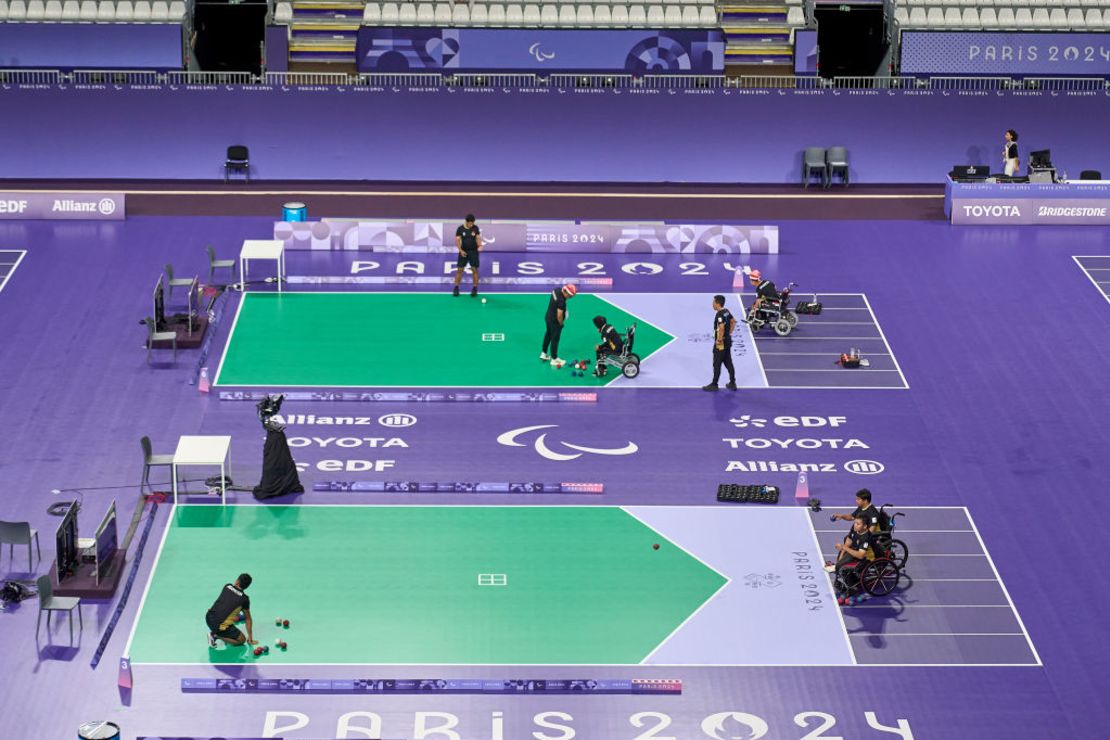 Vista general de los atletas durante la sesión de entrenamiento de boccia antes de los Juegos Paralímpicos de Verano de París 2024 en el South Paris Arena el 26 de agosto de 2024 en París, Francia.