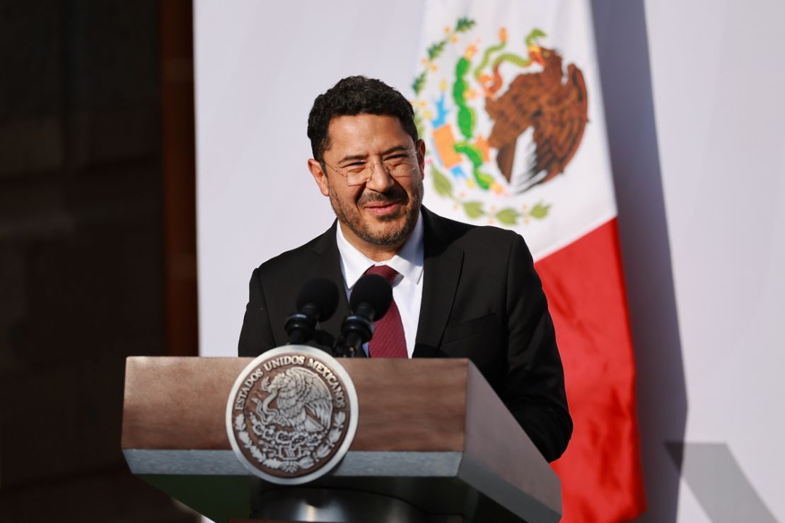 El jefe de Gobierno de la Ciudad de México, Martí Batres, habla durante la despedida de la delegación olímpica en Palacio Nacional el 11 de junio de 2024 en la Ciudad de México, México. Crédito: Hector Vivas/Getty Images