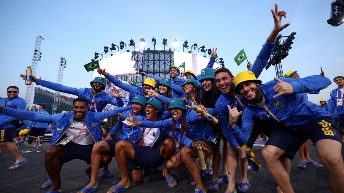 La delegación de Brasil desfila en la Plaza de la Concordia durante la ceremonia de inauguración de los Juegos Paralímpicos de París 2024 en París el 28 de agosto de 2024.