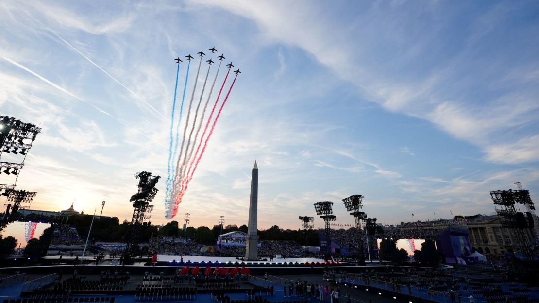 Aviones de la Patrulla de Francia sobrevuelan la Plaza de la Concordia durante la ceremonia de inauguración de los Juegos Olímpicos de París 2024.