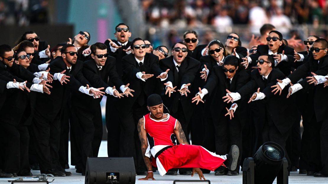 Artistas durante la ceremonia de inauguración de los Juegos Paralímpicos de París 2024 en la Plaza de la Concordia en París, Francia.