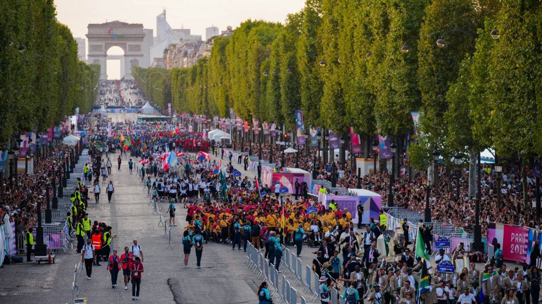 de delegaciones llegan a la avenida de los Campos Elíseos con el Arco del Triunfo al fondo, durante la ceremonia de inauguración de los Juegos Paralímpicos de París 2024 en París el 28 de agosto de 2024.