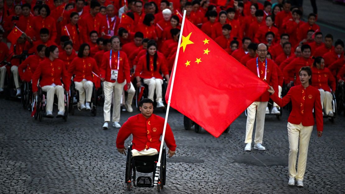 Los abanderados de China, Haiyan Gu y Yongkai Qi, durante la ceremonia de inauguración de los Juegos Paralímpicos de París 2024 en la Plaza de la Concordia en París, Francia.