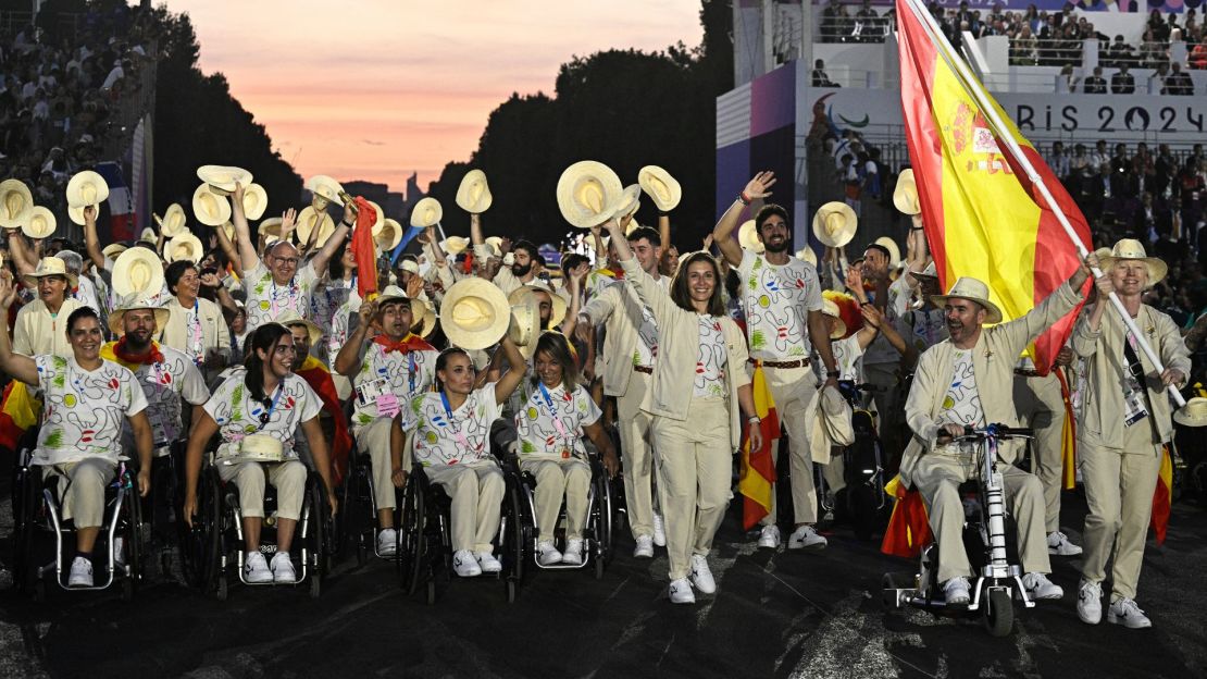 La delegación de España llega al Desfile de las Naciones como parte de la ceremonia de inauguración de los Juegos Paralímpicos de París 2024 en la Plaza de la Concordia en París el 28 de agosto de 2024.