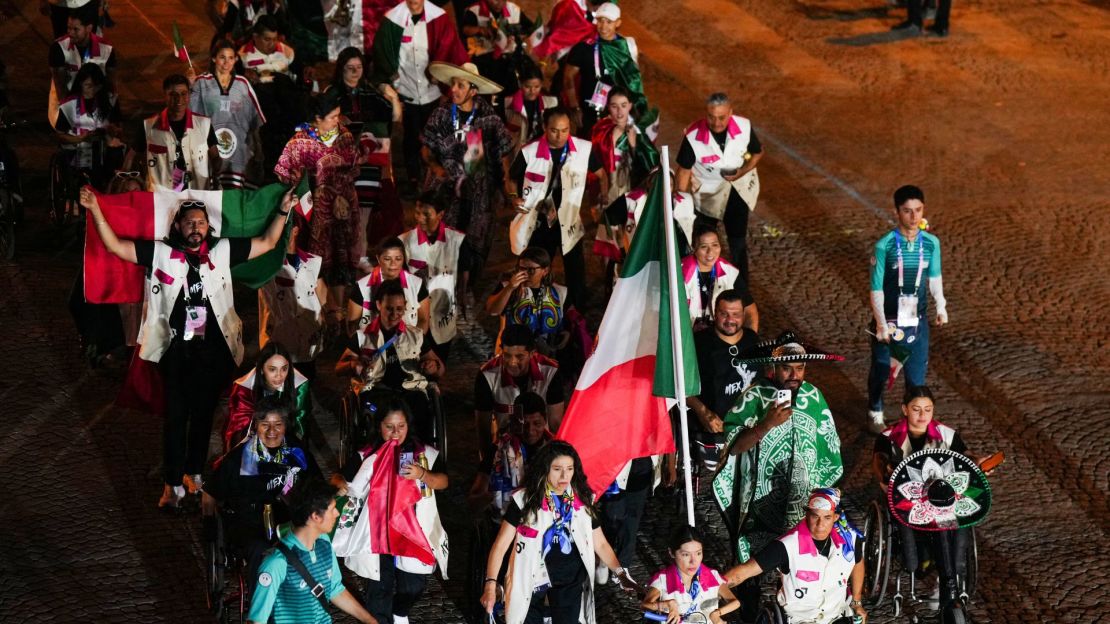 La delegación de México desfila en la avenida de los Campos Elíseos durante la ceremonia de inauguración de los Juegos Paralímpicos de París 2024 en París el 28 de agosto de 2024.