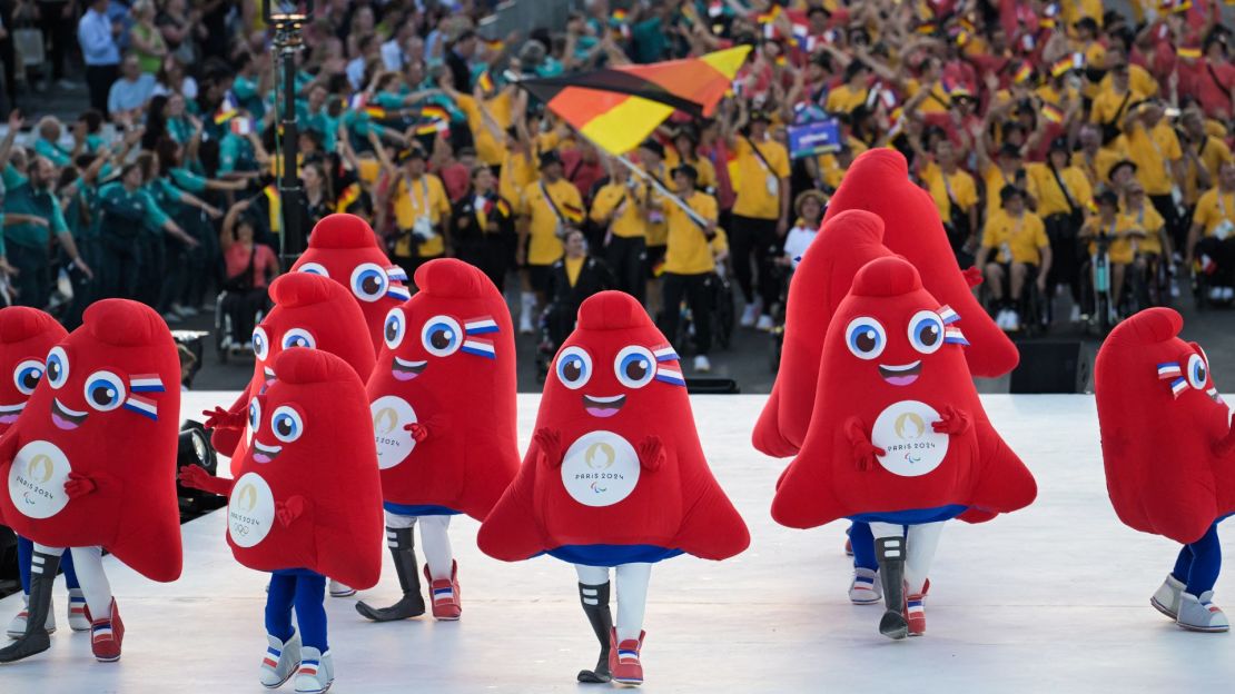 La mascota paralímpica Phryge se presenta durante el Desfile de las Naciones como parte de la ceremonia de inauguración de los Juegos Paralímpicos de París 2024 en la Plaza de la Concordia en París el 28 de agosto de 2024.