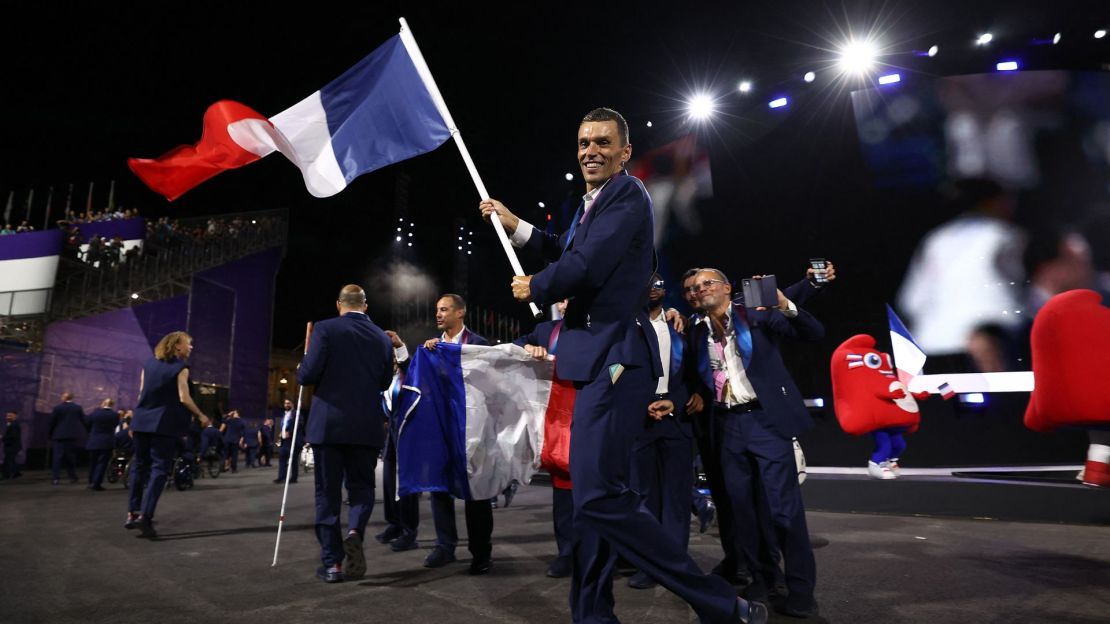 El abanderado paralímpico francés Alexis Hanquinquant desfila en la Plaza de la Concordia durante la ceremonia de inauguración de los Juegos Paralímpicos de París 2024 en París el 28 de agosto de 2024.