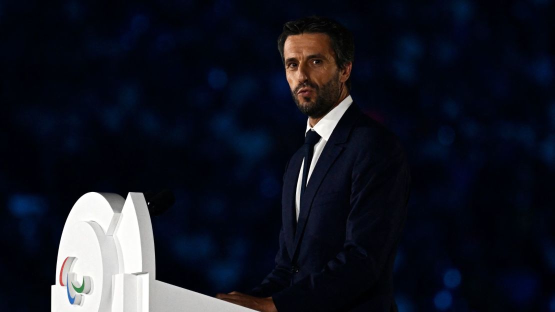 El presidente de Francia del Comité Organizador de los Juegos Olímpicos y Paralímpicos de París 2024 Tony Estanguet pronuncia un discurso durante el Desfile de las Naciones como parte de la ceremonia de inauguración de los Juegos Paralímpicos de París 2024 en la Plaza de la Concordia en París el 28 de agosto de 2024.