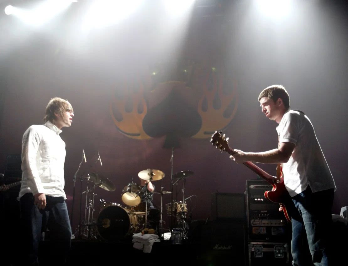 (De izquierda a derecha) Liam Gallagher y Noel Gallagher de Oasis tocando en Las Vegas en 2002. Crédito: Ethan Miller/Getty Images/Archivo