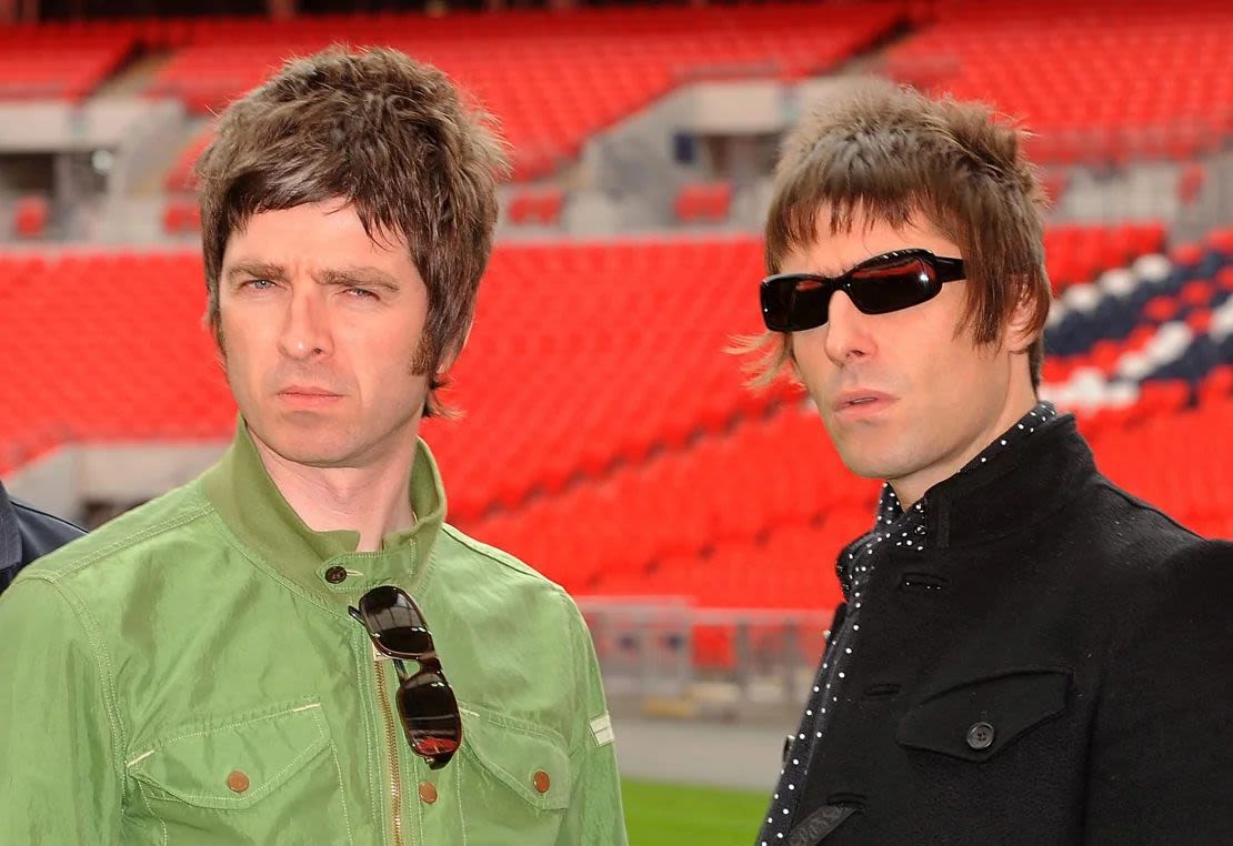 (De izquierda a derecha) Noel Gallagher y Liam Gallagher de Oasis en el estadio londinense de Wembley en 2008. Crédito: Samir Hussein/Getty Images/Archivo