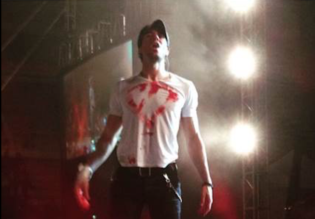 Enrique Iglesias en el concierto, en Tijuana, donde resultó herido.