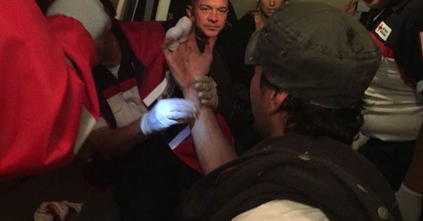 Enrique Iglesias fue llevado, en avión, a Los Angeles para ver a un especialista luego de que un drone le causara heridas en los dedos de la mano derecha.
