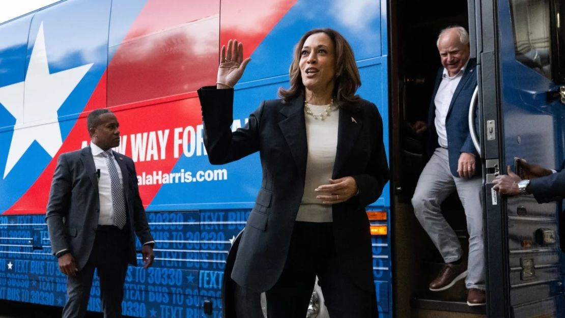 La candidata presidencial demócrata, la vicepresidenta Kamala Harris, y su compañero de fórmula, el gobernador de Minnesota, Tim Walz, descienden de su autobús de campaña en Savannah, Georgia, el 28 de agosto de 2024.