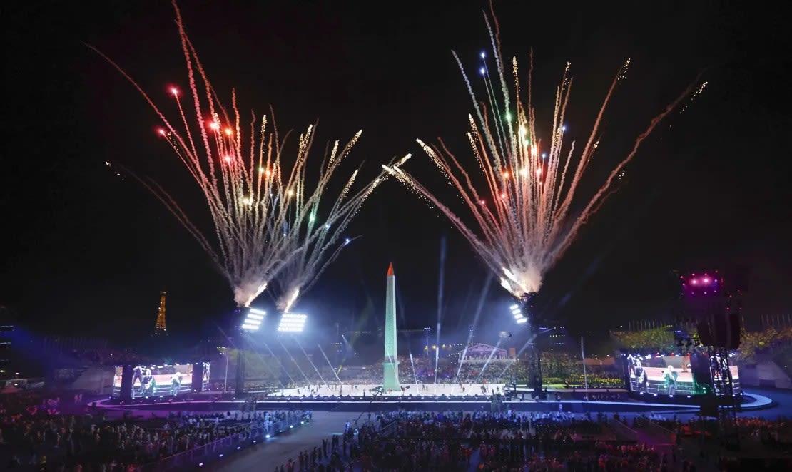 Los fuegos artificiales se elevan sobre la Plaza de la Concordia en París durante la ceremonia de apertura de los Juegos Paralímpicos de París.