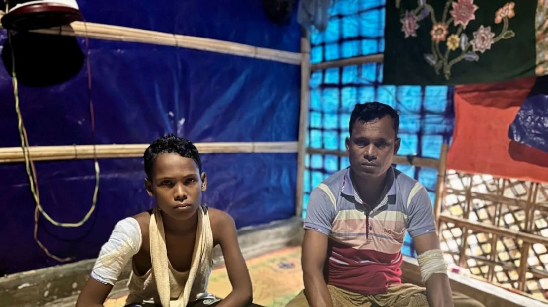 Abdul Bashar y su sobrino de 10 años sobrevivieron a los ataques con drones en la ribera cerca de Maungdaw, Myanmar, el 5 de agosto.