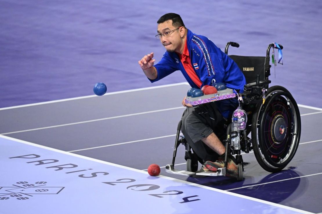 Watcharaphon Vongsa, del equipo de Tailandia, participa en una sesión de entrenamiento de boccia antes de los Juegos Paralímpicos de Verano de París 2024 en el South Paris Arena 1 el 27 de agosto de 2024 en París, Francia.