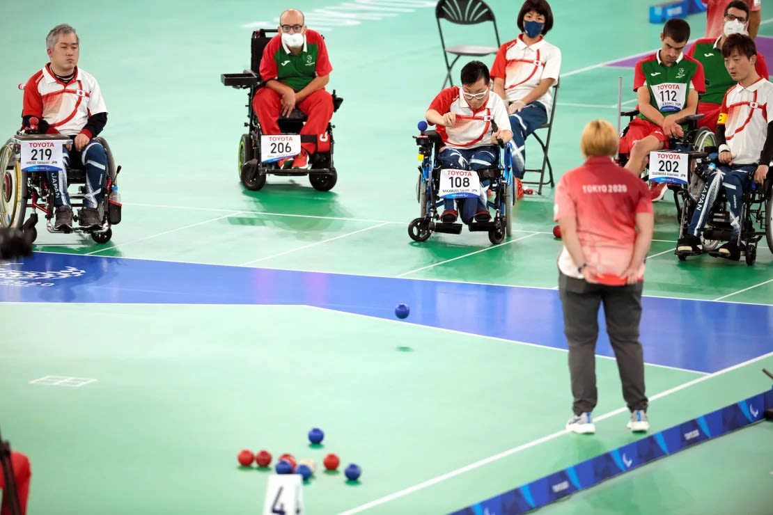 Japón compite en el partido por la medalla de bronce de boccia BC1/BC2 contra Portugal en los Juegos Paralímpicos de Tokio 2020.