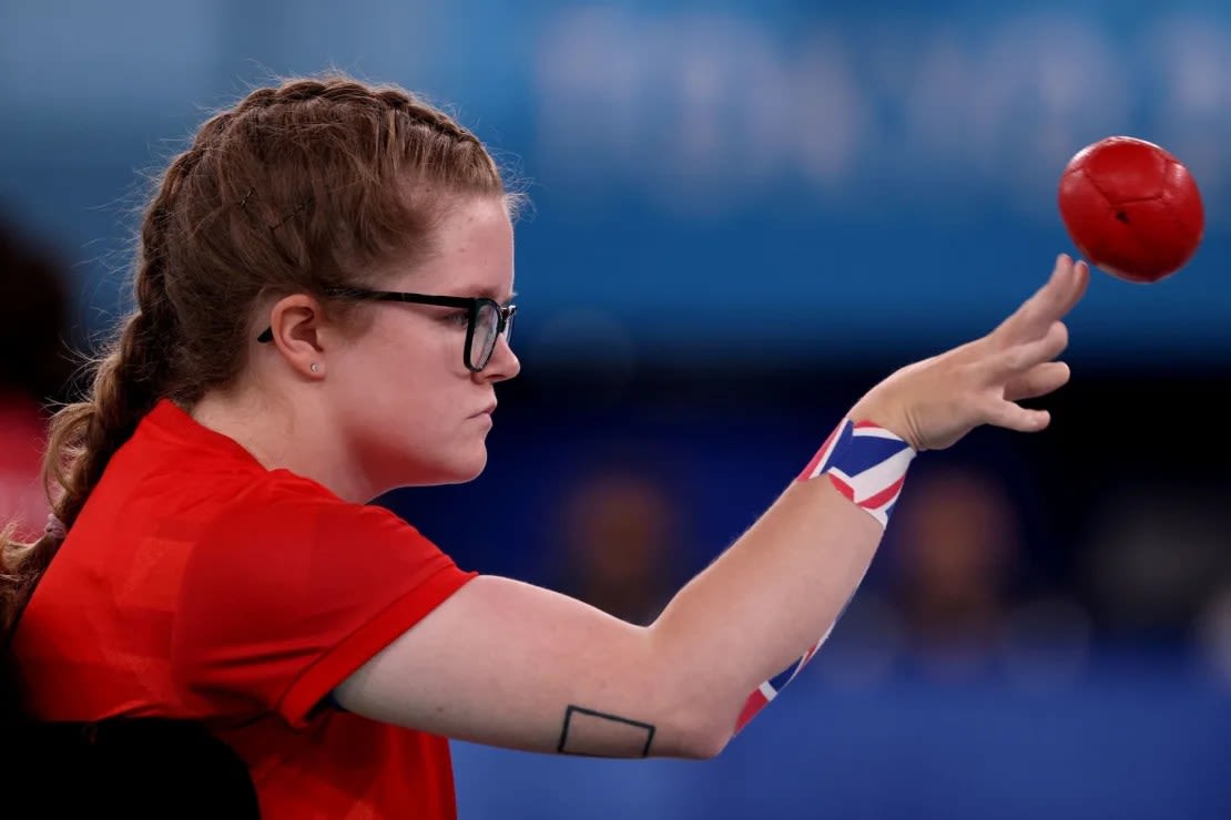 La británica Claire Taggart compite en la categoría individual de boccia BC2 en los Juegos Paralímpicos de Tokio 2020. Behrouz Mehri/AFP/Getty Images