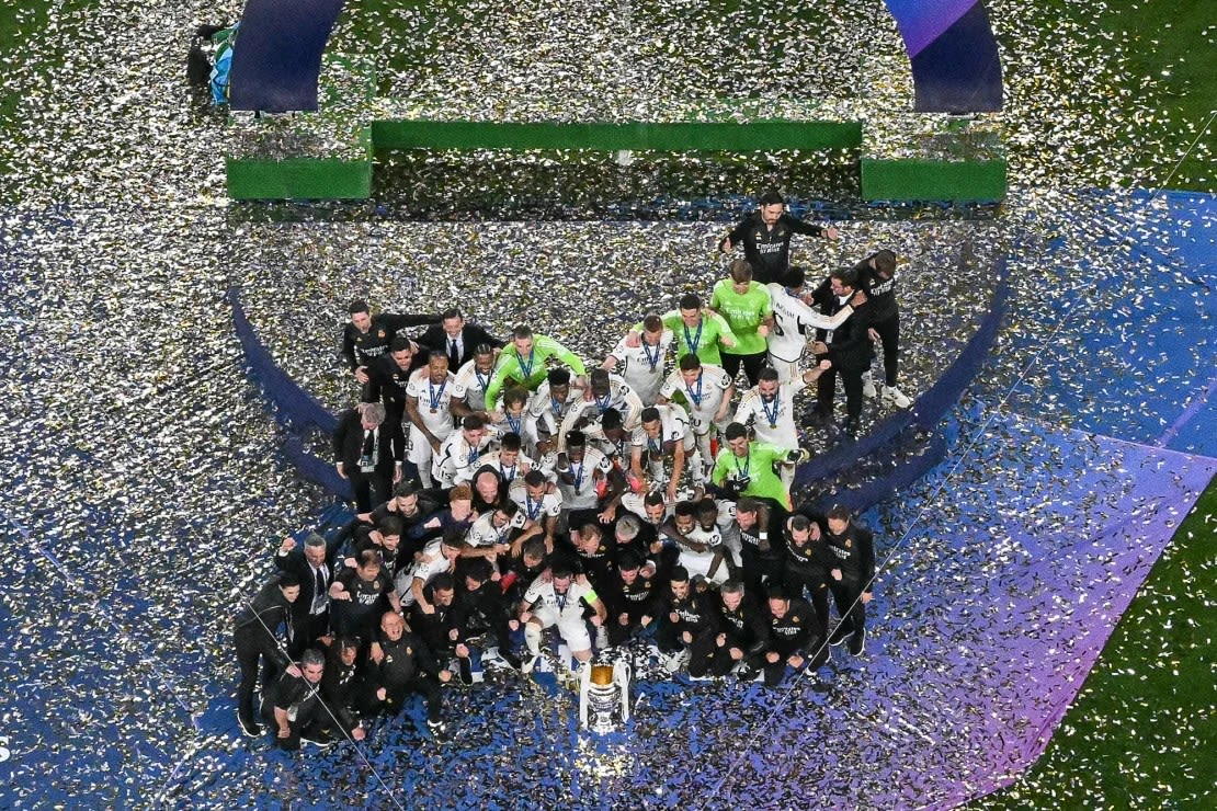 Los jugadores del Real Madrid celebran la victoria en la Champions League 2023/2024 tras vencer al Borussia Dortmund en la final disputada en el estadio de Wembley el 1 de junio.