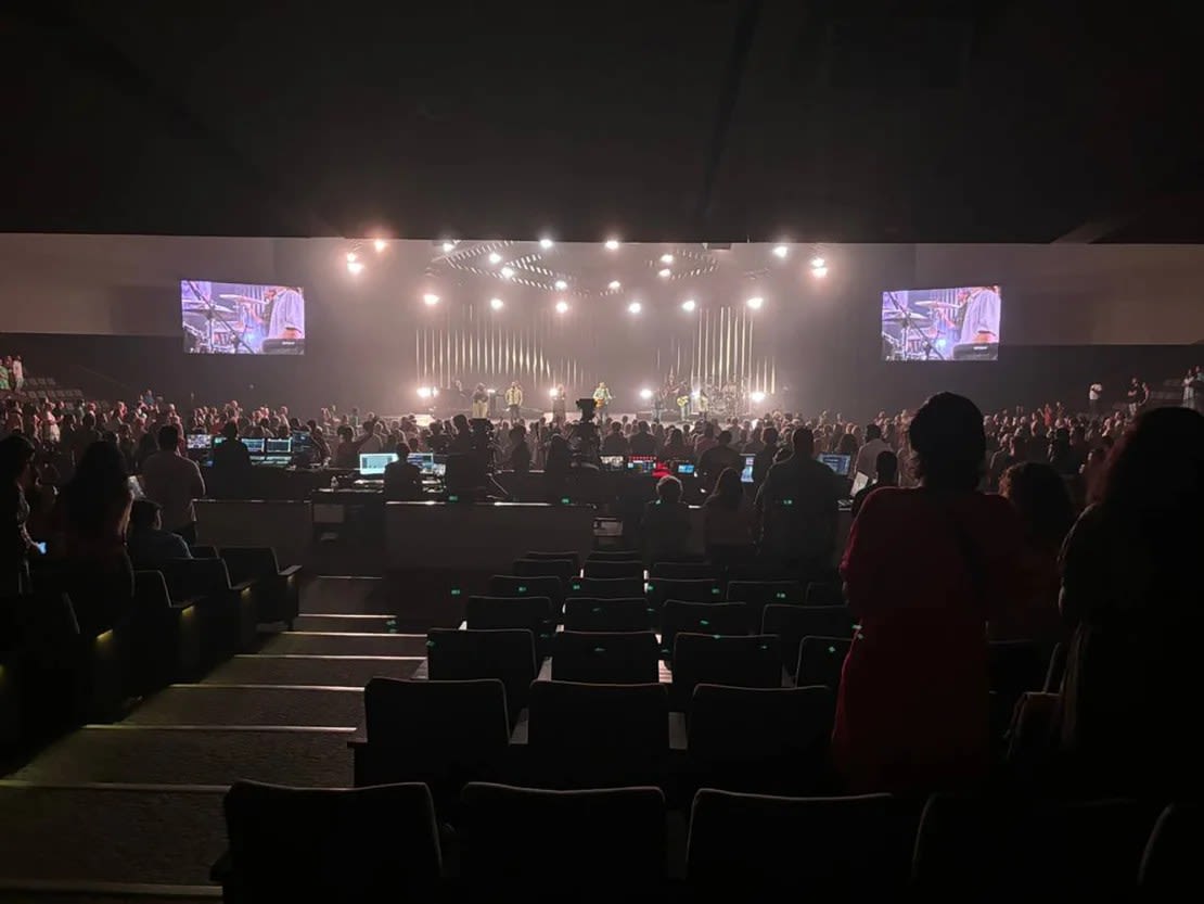 Los feligreses de la megaiglesia Gateway, en Southlake, Texas, cantan durante el culto del domingo 28 de julio.