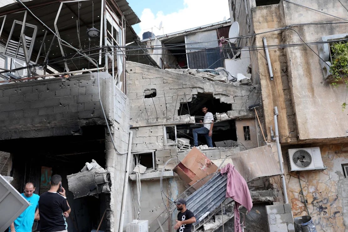 Palestinos inspeccionan los daños después de que soldados israelíes atacaran el campo de refugiados de Nur Shams en Tulkarem, Cisjordania, el 29 de agosto de 2024.