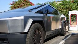 Un Cybertruck de Tesla se recarga en un concesionario Tesla el 24 de julio de 2024 en Burbank, California. Crédito: Mario Tama/Getty Images