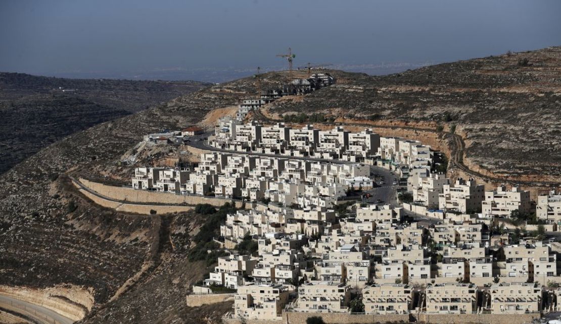 El asentamiento israelí de Givat Zeev, cerca de la ciudad palestina de Ramala en la Ribera Occidental ocupada, en 2019. Crédito: Ahmad Gharabli/AFP/Getty Images