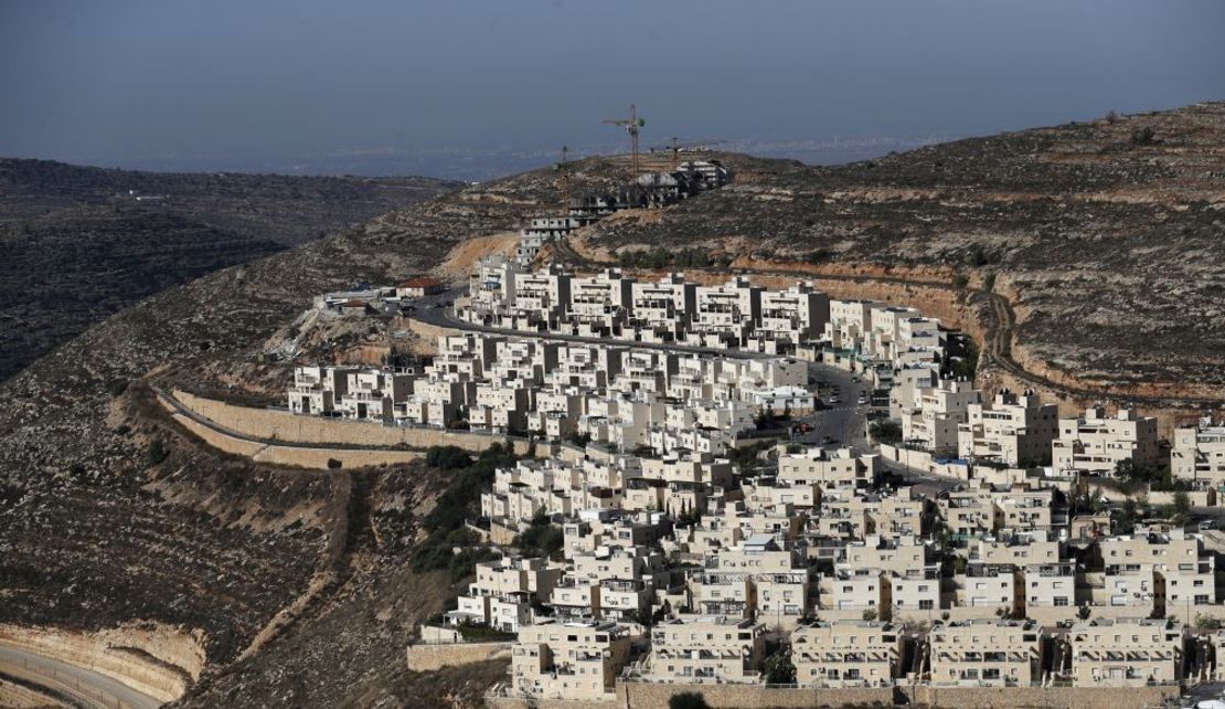 El asentamiento israelí de Givat Zeev, cerca de la ciudad palestina de Ramala en la Ribera Occidental ocupada, en 2019. Crédito: Ahmad Gharabli/AFP/Getty Images