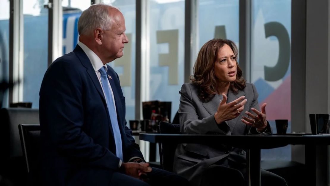 El gobernador de Minnesota, Tim Walz, y la vicepresidenta de Estados Unidos, Kamala Harris, se sientan para una entrevista con Dana Bash de CNN este jueves 29 de agosto de 2024, en Kim's Café en Savannah, Georgia. Crédito: Will Lanzoni/CNN.