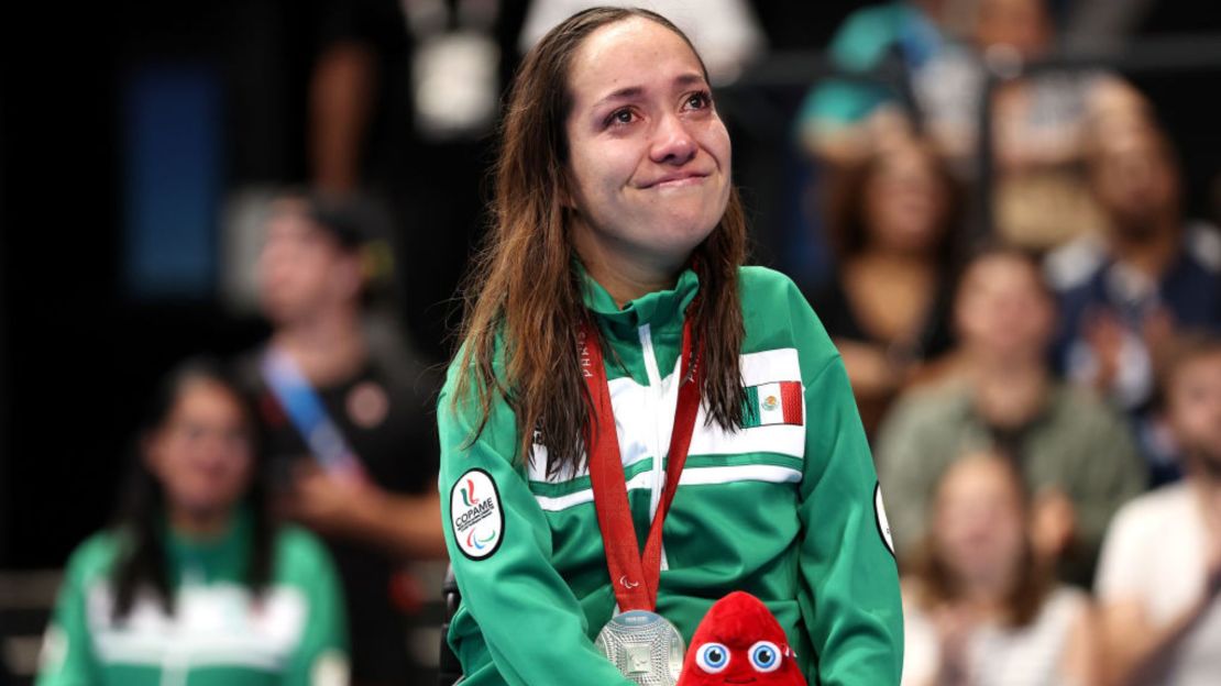 La medallista de plata Haidee Viviana Aceves Pérez, de México, posa en el podio durante la ceremonia de entrega de medallas después de la final femenina de los 100 metros dorso S2, en el primer día de los Juegos Paralímpicos de París 2024, el 29 de agosto de 2024, en Nanterre, Francia.