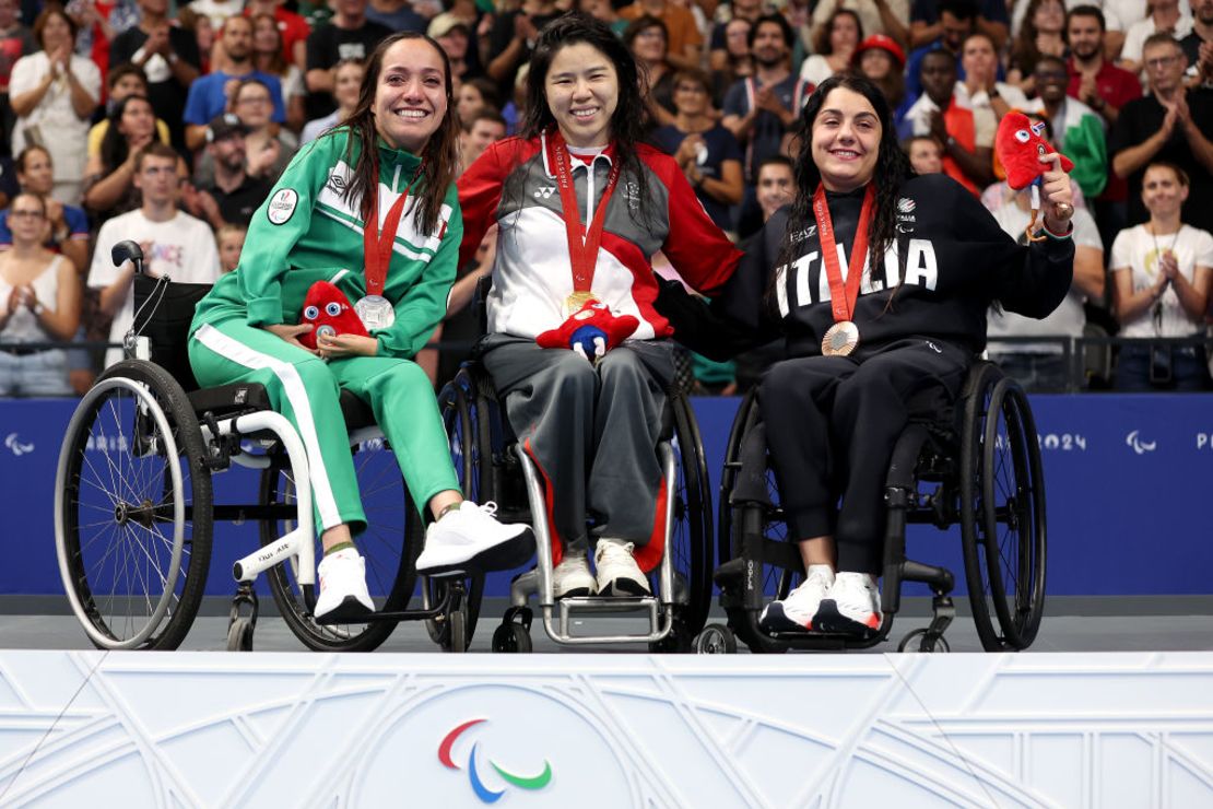 La medallista de plata Haidee Viviana Aceves Pérez, de México (izquierda); la medallista de oro Pin Xiu Yip, de Singapur (centro); y la medallista de bronce Angela Procida, de Italia (derecha), posan en el podio durante la ceremonia de entrega de medallas de la final femenina de los 100 metros dorso S2, el primer día de los Juegos Paralímpicos de París 2024, en el estadio Paris La Defense Arena, el 29 de agosto de 2024, en Nanterre, Francia.