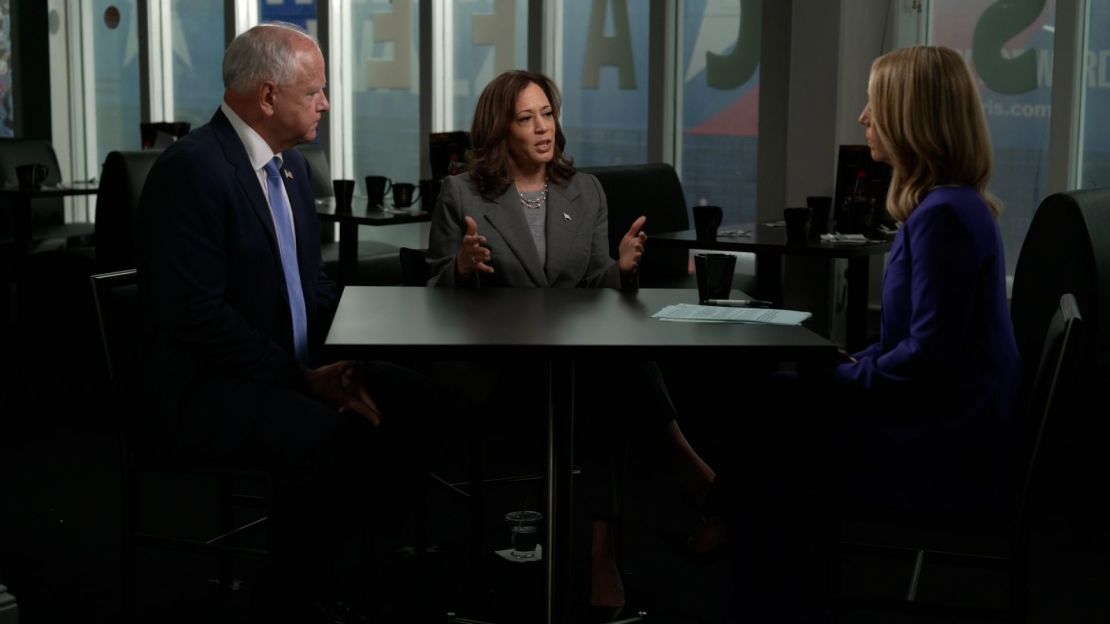 El gobernador de Minnesota, Tim Walz, y la vicepresidenta Kamala Harris son entrevistados por Dana Bash de CNN en el Kim's Cafe en Savannah, Georgia, el 29 de agosto de 2024.