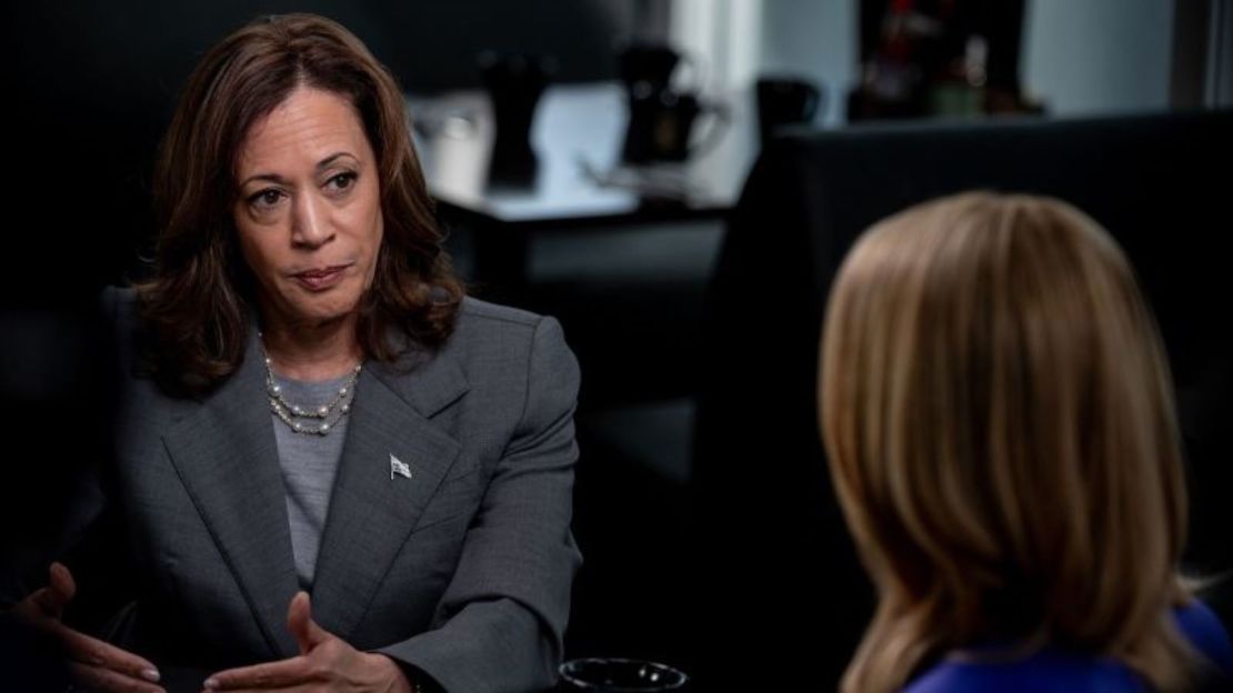 La vicepresidenta Kamala Harris y su compañero de fórmula se sientan para una entrevista con Dana Bash de CNN el 29 de agosto de 2024 en Savannah, Georgia.