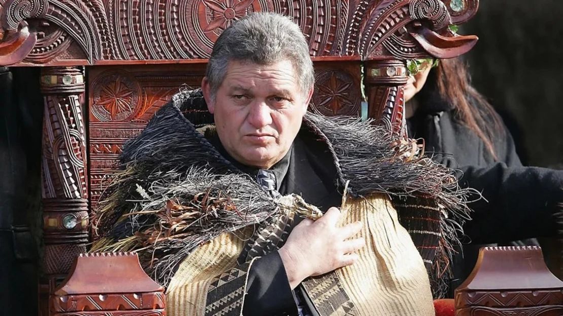 El rey maorí Tuheitia se sienta en el trono durante su coronación en Turangawaeware Marae el 21 de agosto de 2006 en Ngaruawahia, Nueva Zelandia. (Foto: Drury/Pool/Getty Images/Archivo).